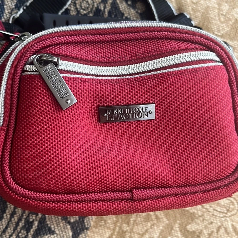 Kenneth Cole camera bag 🖤 - Picture 2 of 8